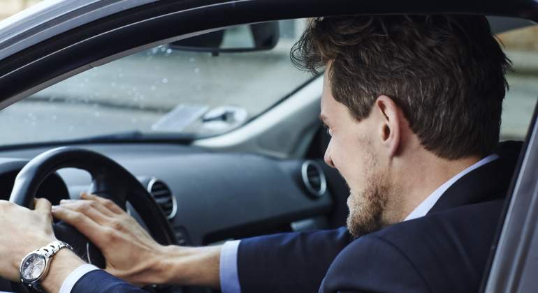 claxon-coche-cuando-usarlo-multa-istock.jpg