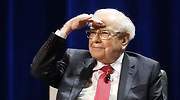 Buffett se prepara para la vacuna: eleva su apuesta por grandes farmacéuticas y desinvierte en bancos
