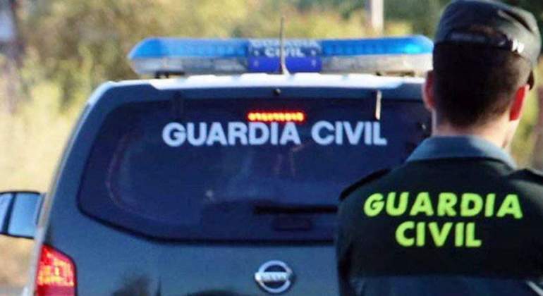 guardia-civil-agente-coche-ep.jpg