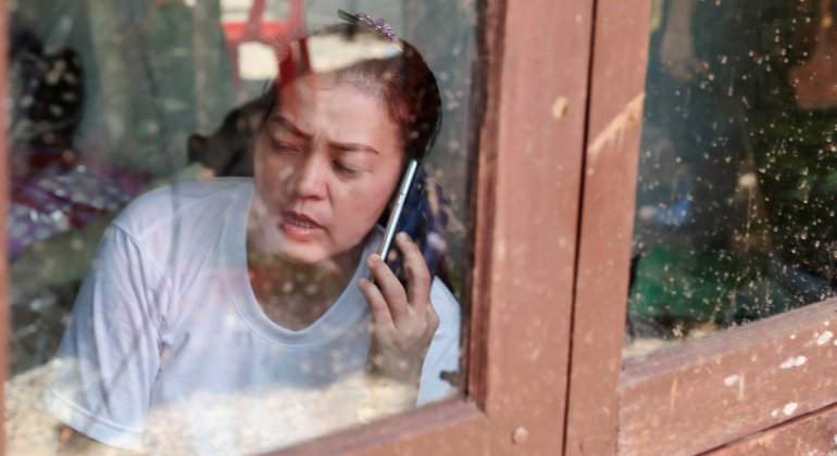 tailandia-mujer-telefono-ninos-cueva-reuters.jpg