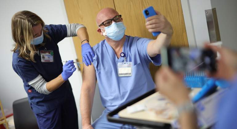 medico-virginia-vacuna-selfie-getty.jpg