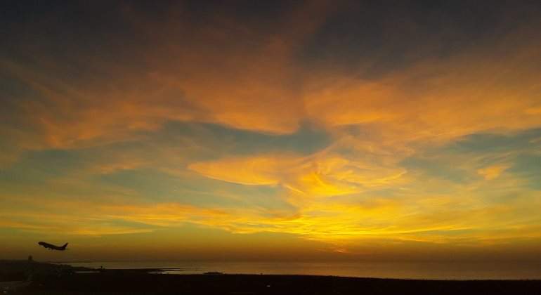 Aeropuerto Csar Manrique de Lanzarote en un amanecer con calima