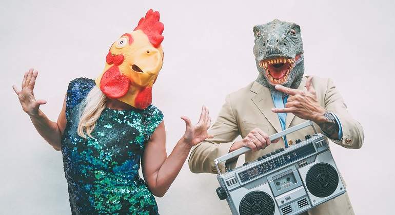 Dos-personas-con-mascaras-sobre-la-cabeza-iStock.jpg
