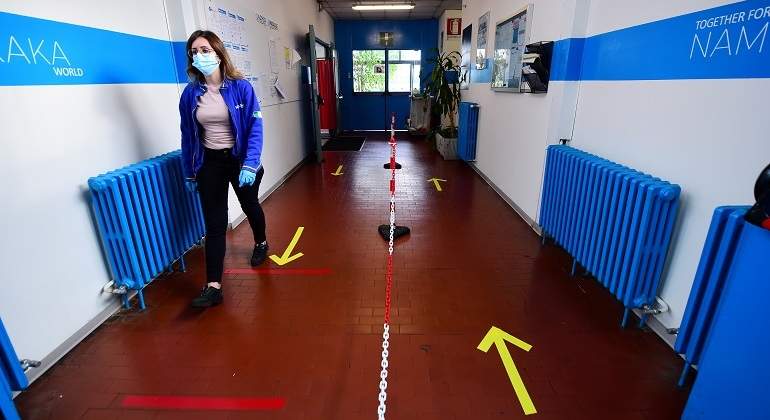 trabajo-mascarrilla-flechas-coronavirus-reuters.jpg
