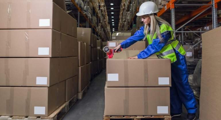trabajadora-logistica-almacen-paquete-770-dreamstime.jpg