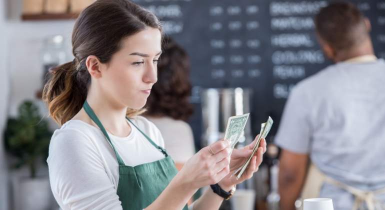 trabajadora-ingresos-istock.jpg