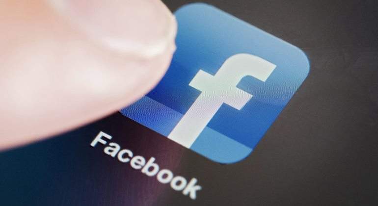 facebook-dedo.jpg
