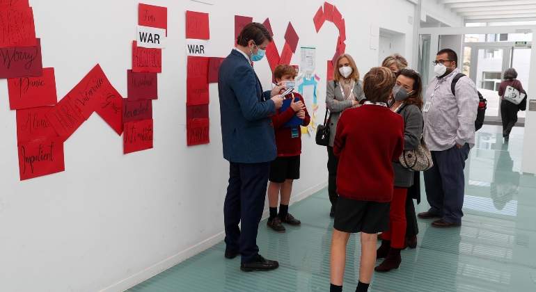 los-alumnos-explican-el-colegio-a-los-participantes-1.jpg