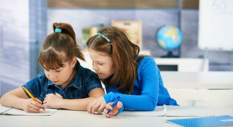 ninas-en-una-escuela-de-primaria-repasando.jpg