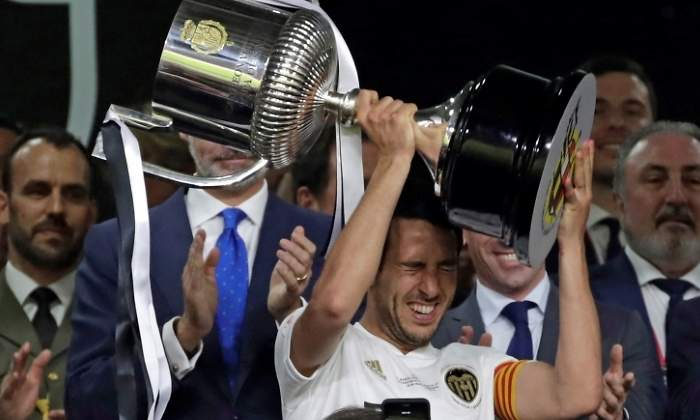 parejo-levanta-copa-efe.jpg