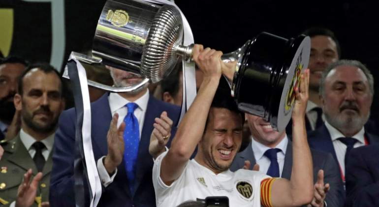 parejo-levanta-copa-efe.jpg