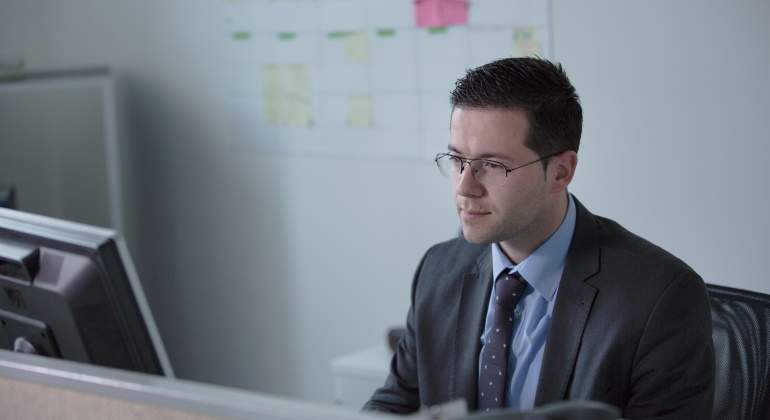 trabajador-oficina-consulta-ordenador-dreamstime.jpg