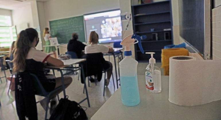 EuropaPress_3323311_productos_desinfectantes_colocados_pupitres_donde_alumnos_atienden_clases.jpg