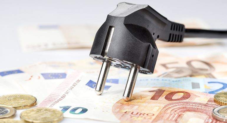 enchufe-dinero-770-istock.jpg