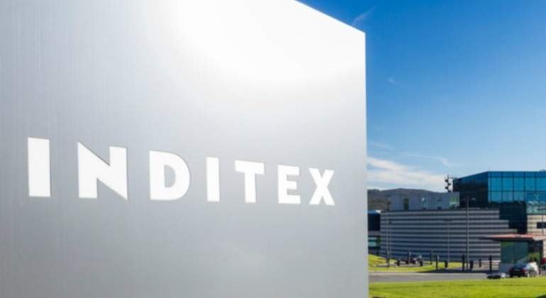 inditex-letrero-cesped-cielo-770.jpg