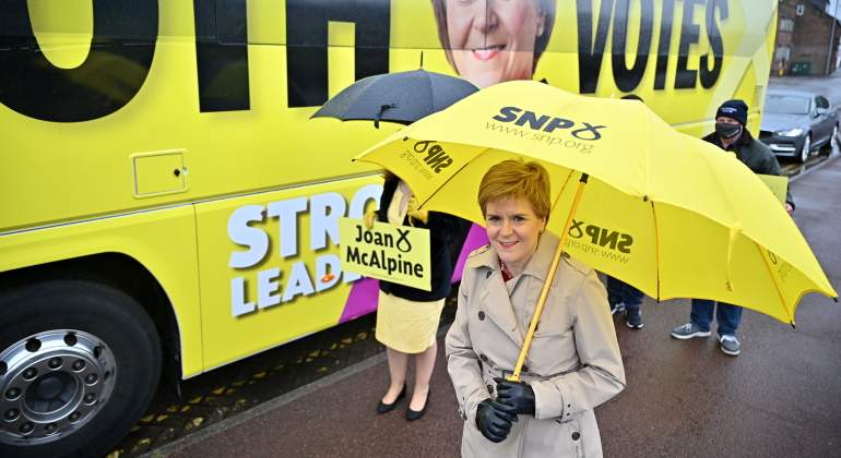 nicola-sturgeon-paraguas-reuters-770x420.jpg