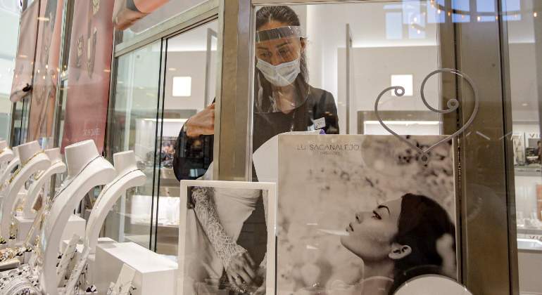 trabajadora-mascarilla-joyeria-xanadu-madrid-coronavirus-pandemia-europa-press-770x420.jpg