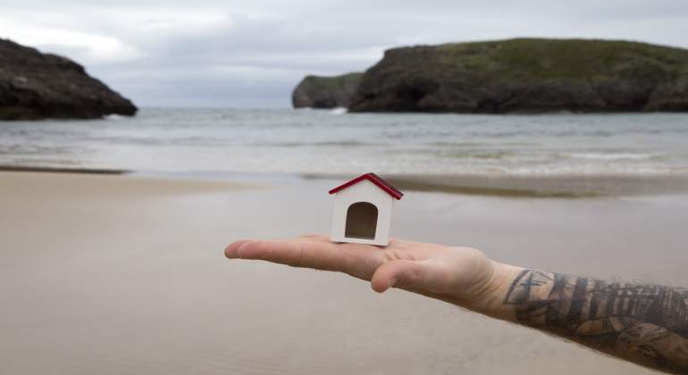 mano-playa-casita.jpg