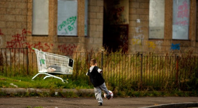 nino-futbol-barrio.jpg