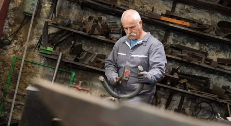 trabajador-senior-mayor-taller-metal-industria-770-dreamstime.jpg