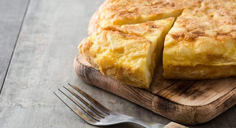 Tortilla-de-patata-bien-hecha-con-un-tenedor-iStock.jpg