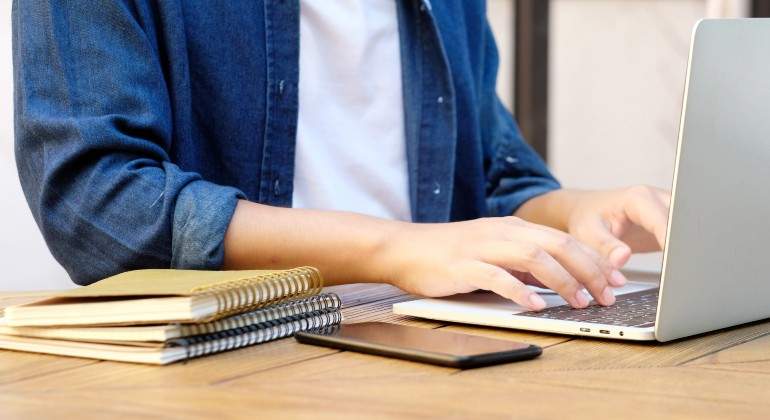 tecleando-en-un-portatil.jpg