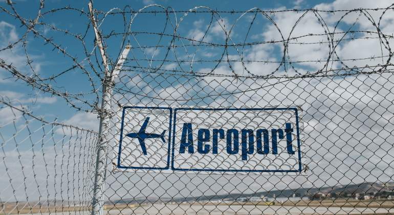aeropuerto-cartel-valla-recurso-dreamstime.jpg