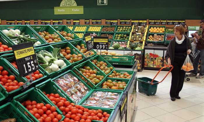 Una mujer compra en la seccin de frutas y verduras de un supermercado Mercadona