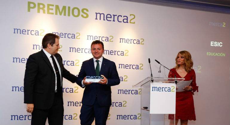 Eduardo-Gomez-Martin-recogio-el-premio-de-manos-del-CEO-de-Merca211111111111111.jpg