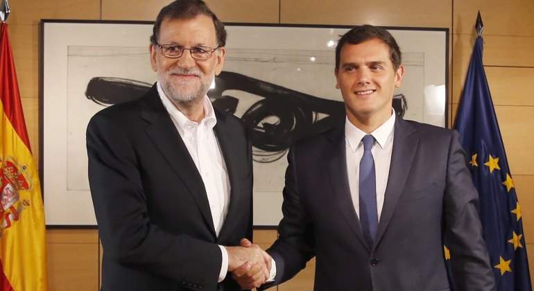 rajoy-rivera-saludo10agosto-efe.jpg