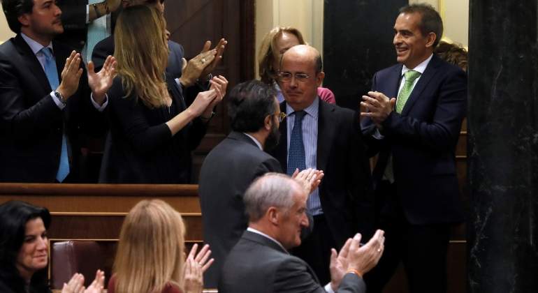 diputados-vox-aplauden-gil-lazaro-efe.jpg