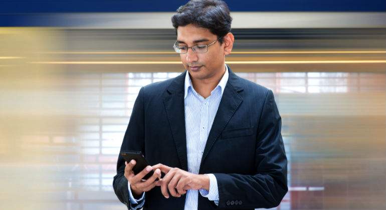 india-smartphone.jpg
