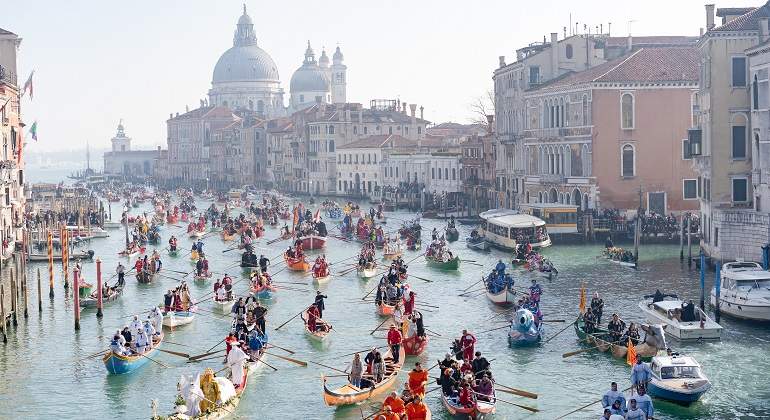 Barcas-en-canal-de-Venecia-iStock.jpg
