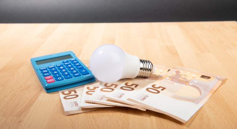 calculadora-bombilla-billetes-precio-luz-dreamstime.jpg