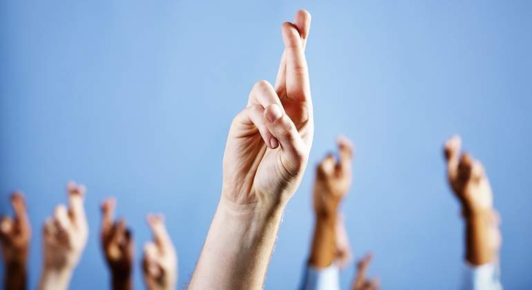 Manos-con-los-dedos-cruzados-iStock.jpg