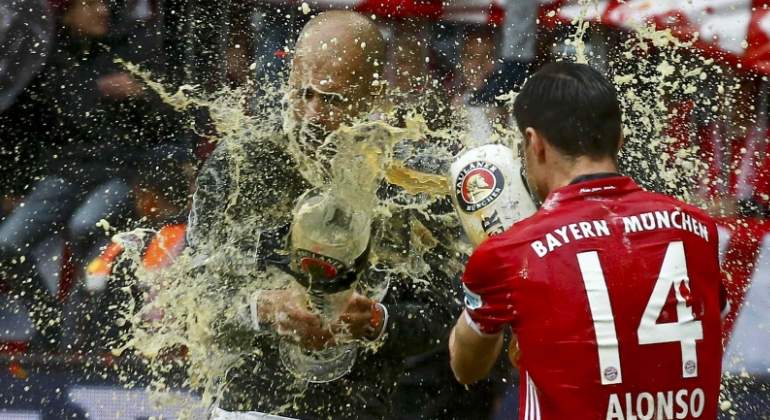 guardiola-xabi-cerveza-reuters.jpg
