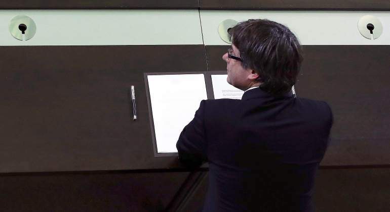 puigdemont-firma-770-efe.jpg
