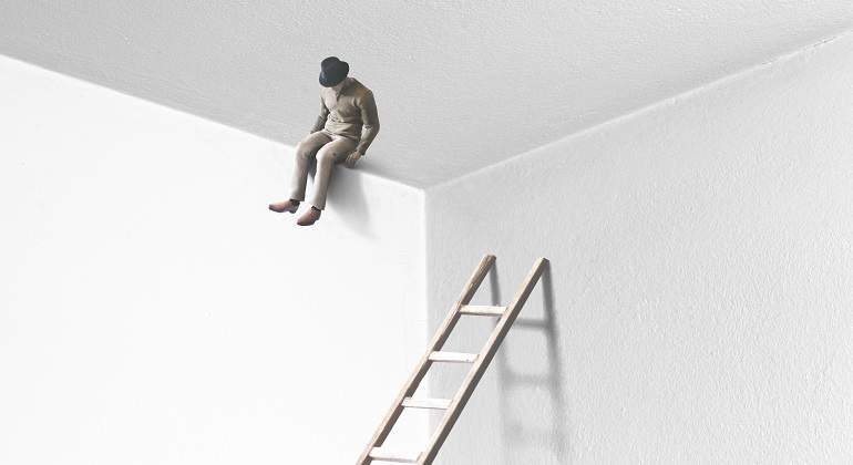 Ilusion-optica-con-un-hombre-y-una-escalera-iStock.jpg
