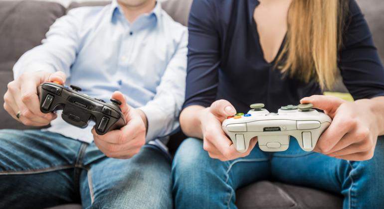 videojuegos-mandos-pareja-770-dreamstime.jpg
