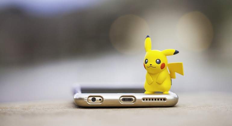 Una-figura-de-Pikachu-sobre-movil-iStock.jpg