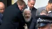 Julian Assange, detenido por la Policía británica tras retirarle Ecuador el asilo