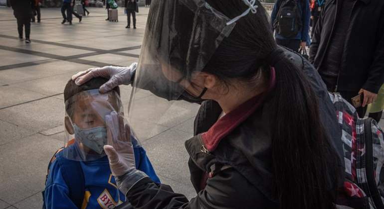 mujer-proteccion-nino-wuhan-770-efe.jpg