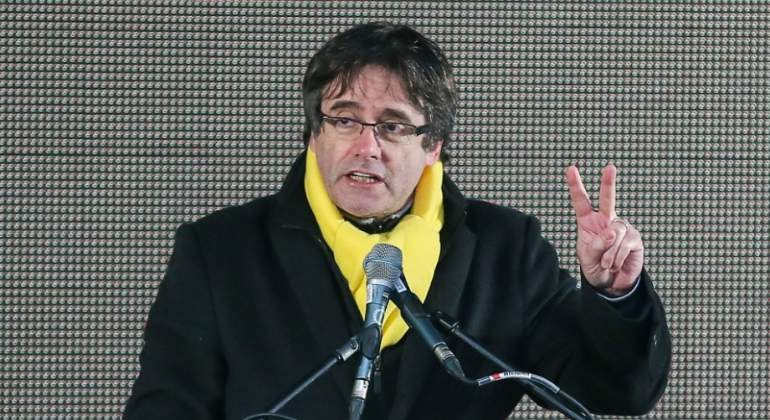 puigdemont-bruselas-bufanda-amarilla-efe.jpg