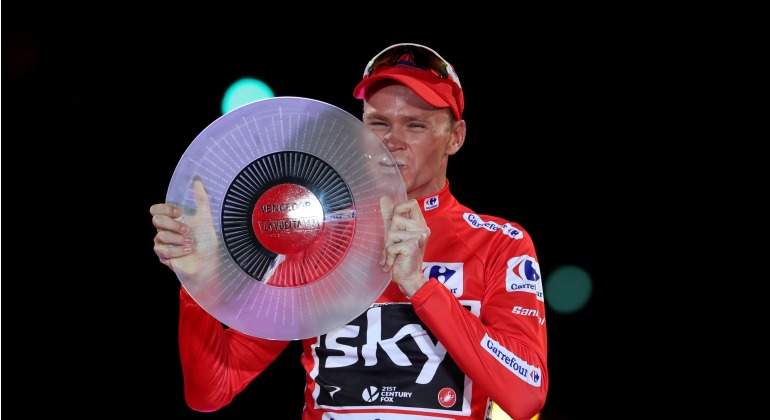Froome-besa-titulo-vuelta-2017-Reuters.jpg