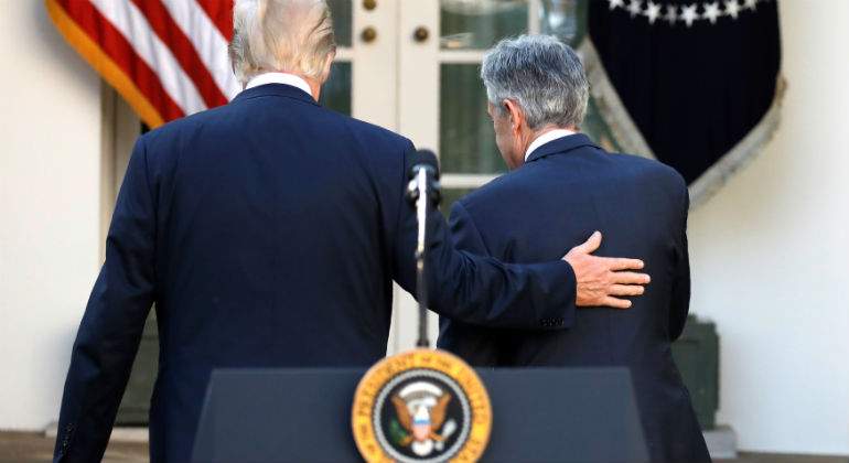 trump-powell-espaldas-reuters.jpg