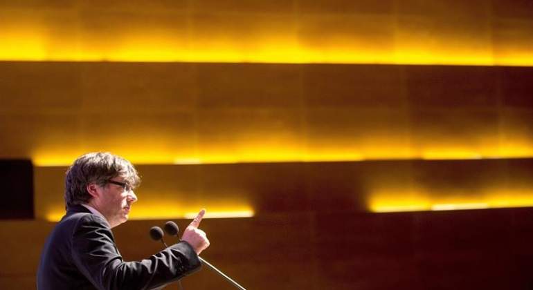 puigdemont-senala-efe.jpg