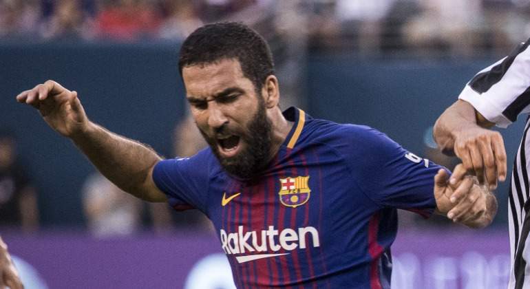 Arda-Turan-caida-Juve-2017-efe.jpg
