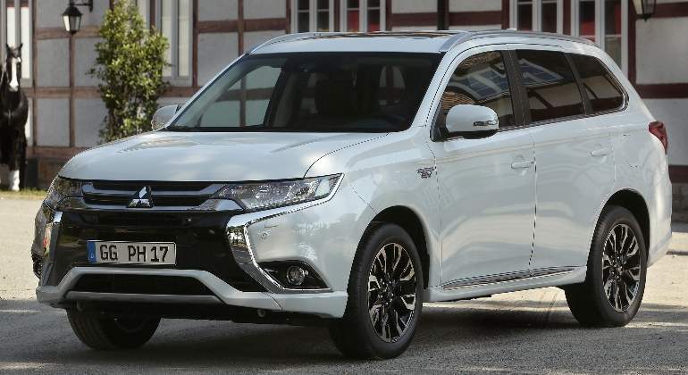 mitsubishi-outlandeer-phev-2017-01.jpg