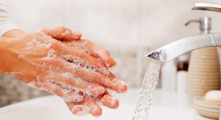 Persona-lavandose-las-manos-con-jabon-y-agua-iStock.jpg