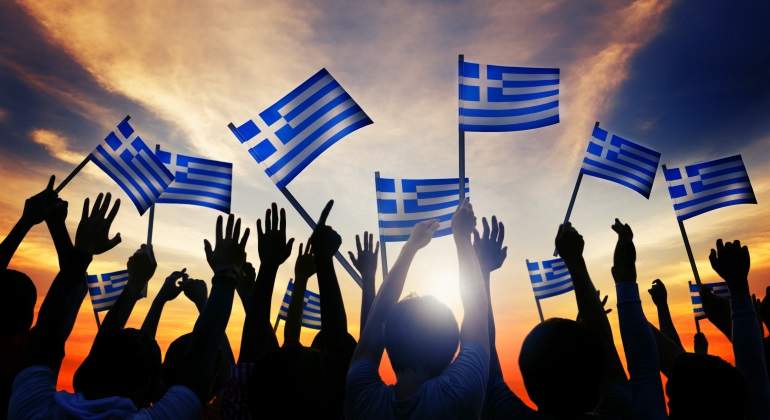 grecia-banderas-jovenes-dreamstime.jpg